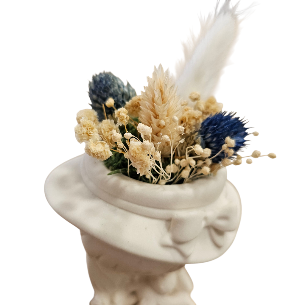 Demoiselle Adèle – figurine décorative en jesmonite avec fleurs séchées tons bleus - Lynie