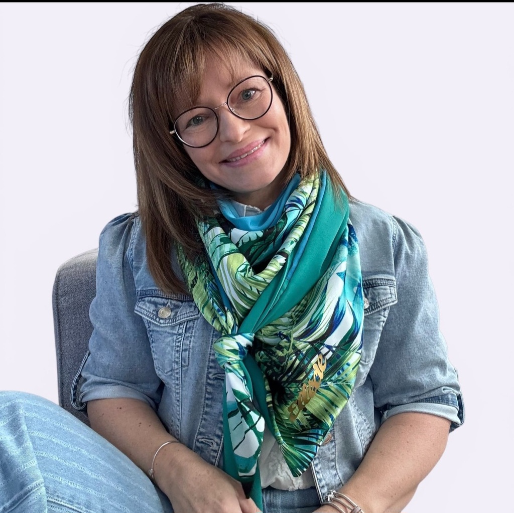 Foulard triangle rose à fleurs – Ellecie – élégant et féminin