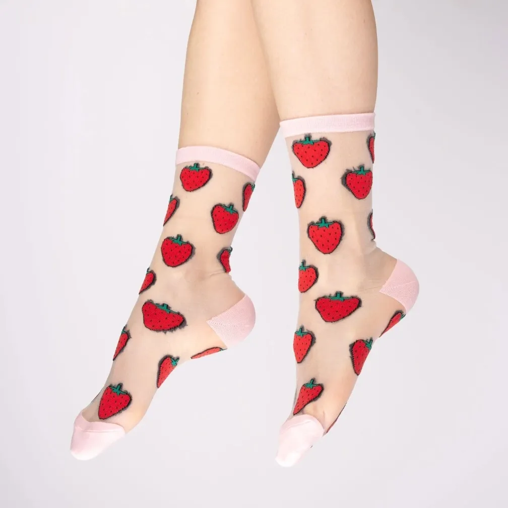 chaussetts transparentes fraises coucou suzette.webp