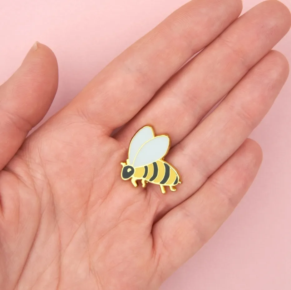 pin's abeille coucou suzette.webp