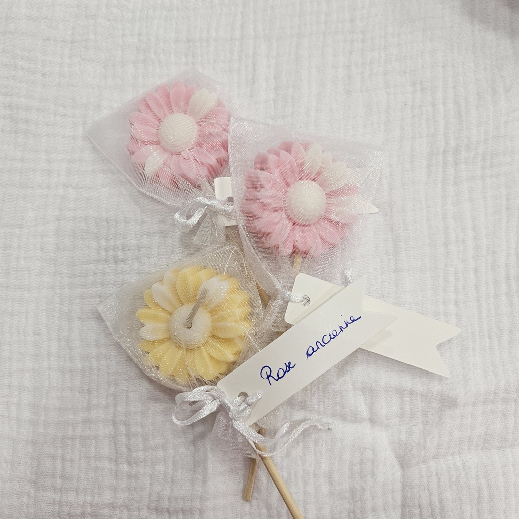 Bougie marguerite sur tige – artisanale et personnalisable