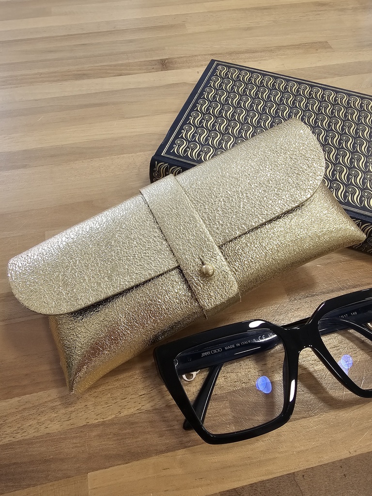 Pochette à lunettes en cuir métallisé doré