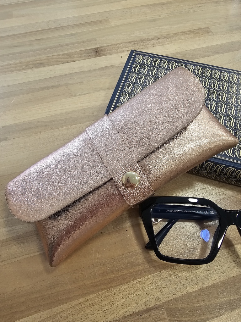 Etui à lunettes en cuir métallisé rose