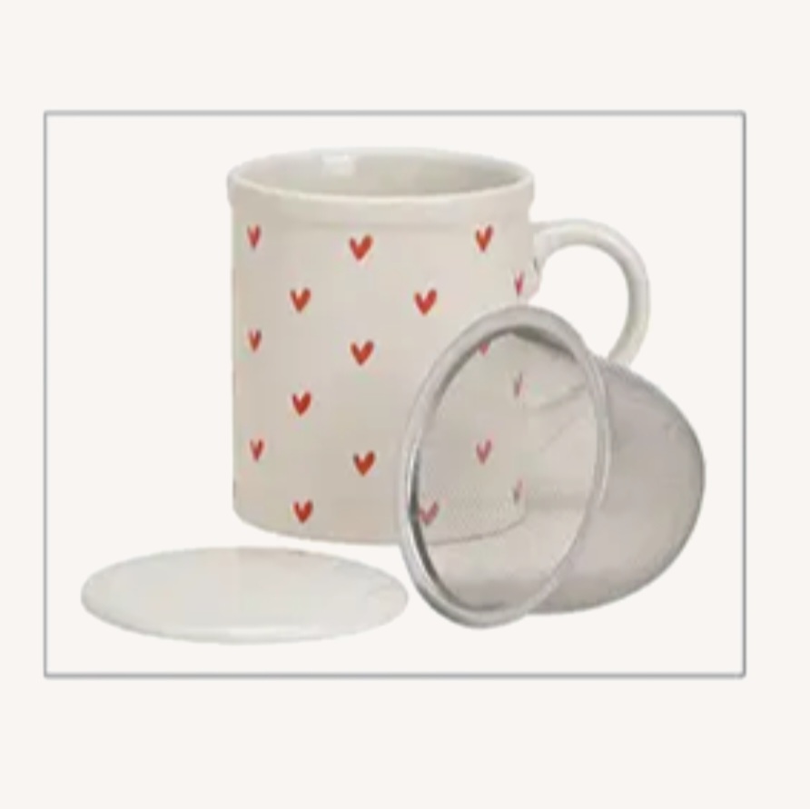 Tasse à thé cœurs rouges avec passoire