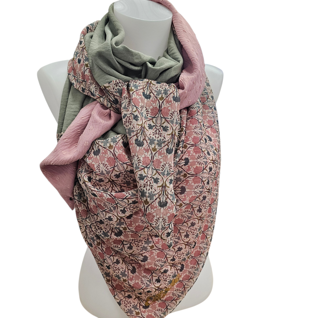 Foulard triangle rose à fleurs – Ellecie – élégant et féminin