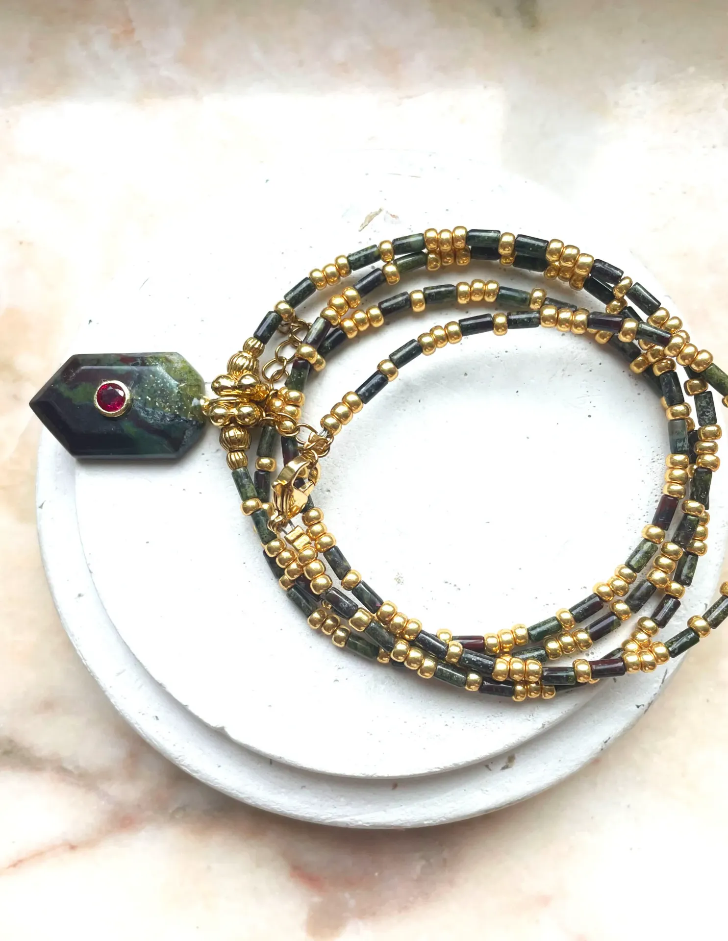 Sautoir Margot kaki Chouhuihui – Bijou artisanal | Créatrice belge