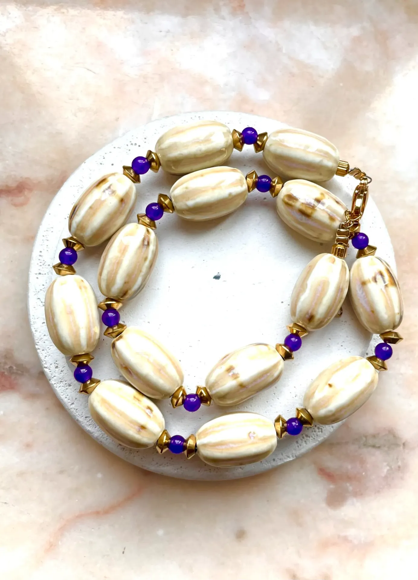 Collier Amaya beige Chouhuihui – Perles en céramique | Créatrice belge
