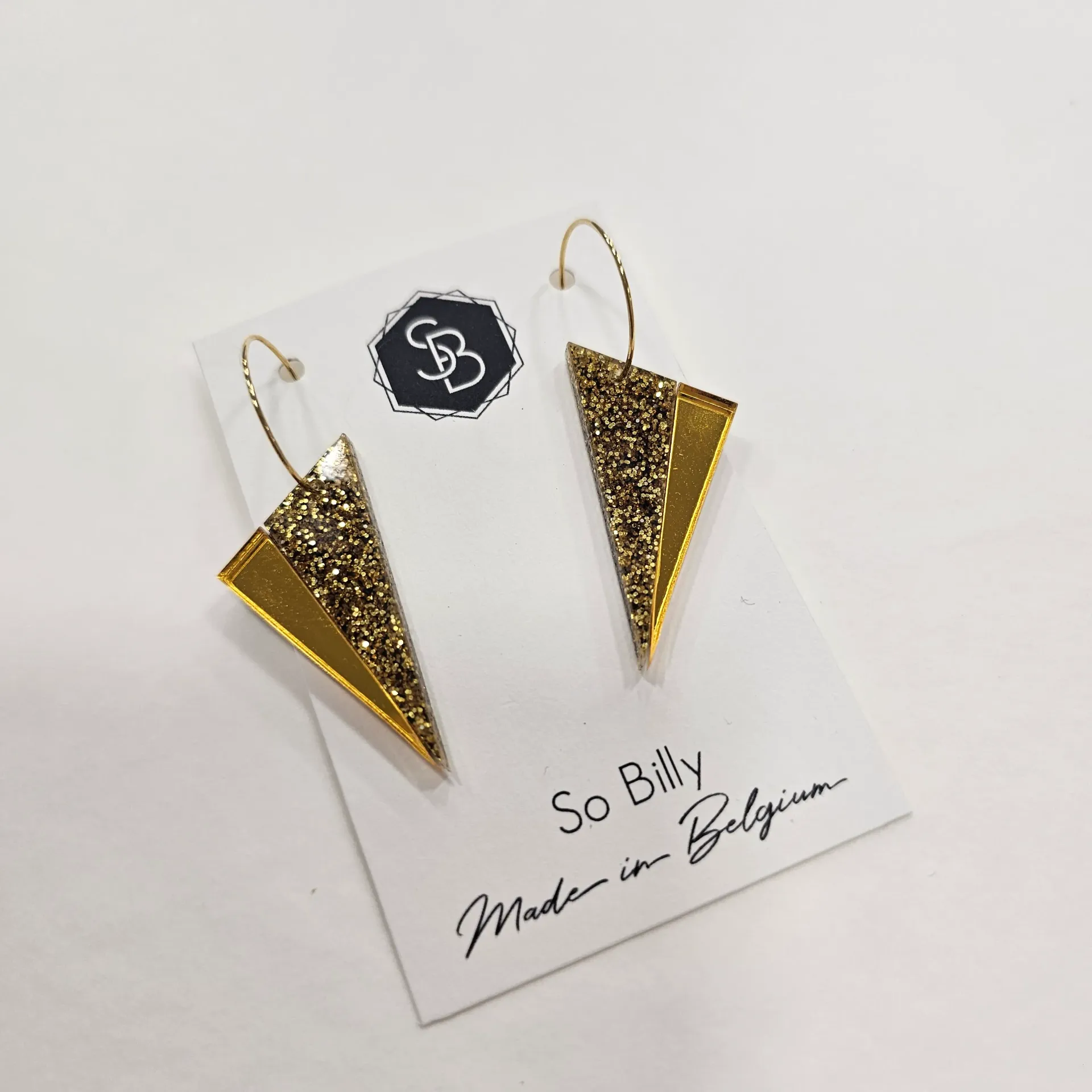 Boucles d’oreilles en plexiglas Glam - triangle doré et paillettes – So Billy