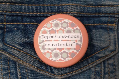 Jolis lundis - Badge "Dépêchons nous de ralentir"