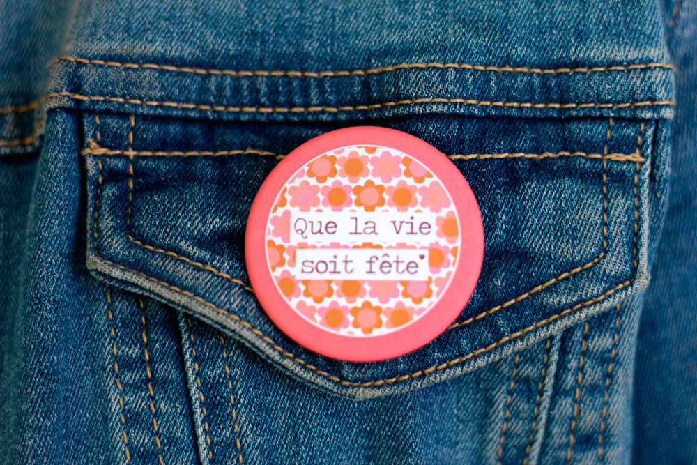 Jolis lundis - Badge "Que la vie soit fête"