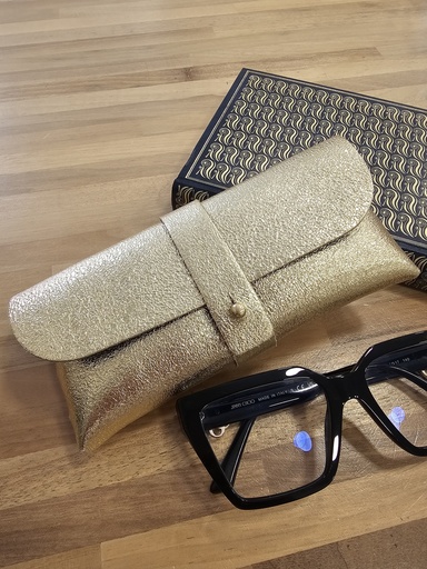 Pochette à lunettes en cuir métallisé doré