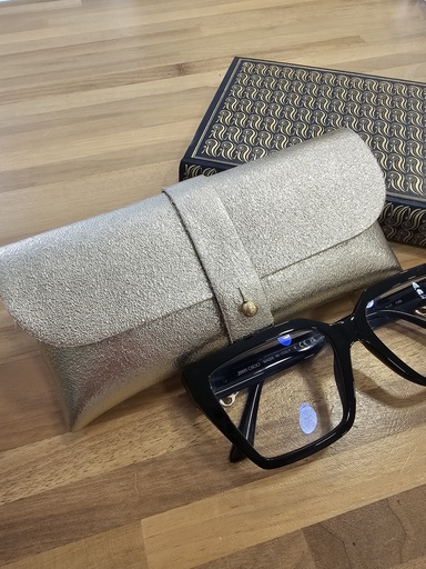 Pochette à lunettes en cuir métallisé champagne