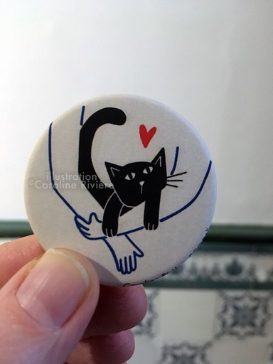Coraï - badge chat dans les bras